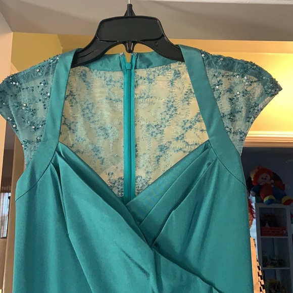 David Meister full length gown. Size 6. Sage green - Picture 3 of 6